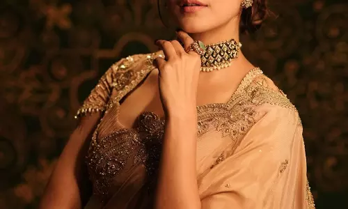 Mrunal Thakur’s Golden Saree: Glam Overload!