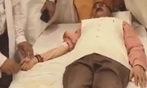 మోడీ భక్తులందు  ఈ భక్తుడు వేరయా.. ఇది ఉత్తుత్తి రక్తదానమయా!