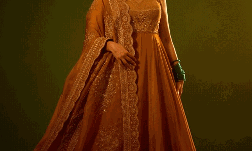 Mrunal Thakur’s Golden Saree: Glam Overload!