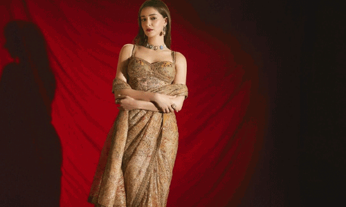 పాండే బ్యూటీ సారీ స‌ర్ ప్రైజ్ సంథింగ్ స్పెష‌ల్!