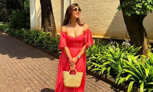 లాంగ్ ఫ్రాక్ లో మెహ్రీన్ అందాలు.. చూస్తే ఫిదానే!