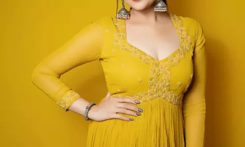 Sreemukhi Looks Fabulous in This Trendy Garment