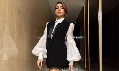 సమంత క్రేజీ లుక్.. పొట్టి డ్రెస్సులో ఇలా..