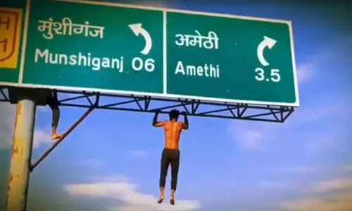 వెర్రి వేలరకాలు.. పిచ్చి పలువిధాలు.. సైన్  బోర్డుపై పుల్  అప్సులు!!