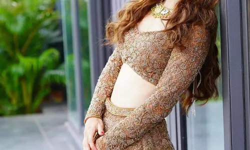 Heli Daruwala’s Looks Like A Diva in Golden Outfit