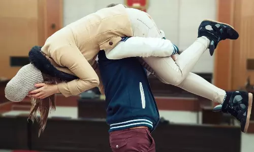 విడాకులడిగిన భార్యను కోర్టు నుంచి ఎత్తుకెళ్లిన భర్త.. నెక్స్ట్  బిగ్  ట్విస్ట్!