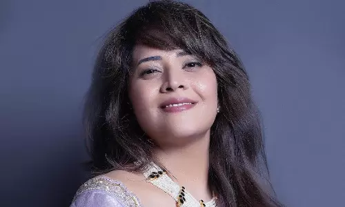 కొత్త హెయిర్ స్టైల్.. క్రేజీ శారీ.. అనసూయ అదుర్స్!