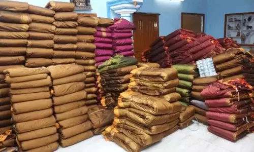 చీరలు పాయె... పైసలూ పాయె.. బతుకమ్మ కానుక ఏదీ రేవంతన్న..?