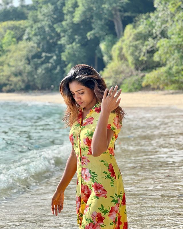 Vithika Sheru Shines in This Beautiful Dress Vithika Sheru Shines in This Beautiful Dress