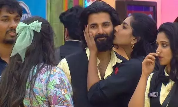 బిగ్ బాస్ 8 : అందరికీ తెలిసేలా పులిహోర కలుపుతున్న ఆ ఇద్దరు..!