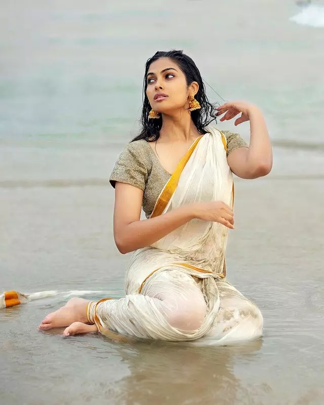 Here is the Glamorous Look of Divi Vadthya Here is the Glamorous Look of Divi Vadthya