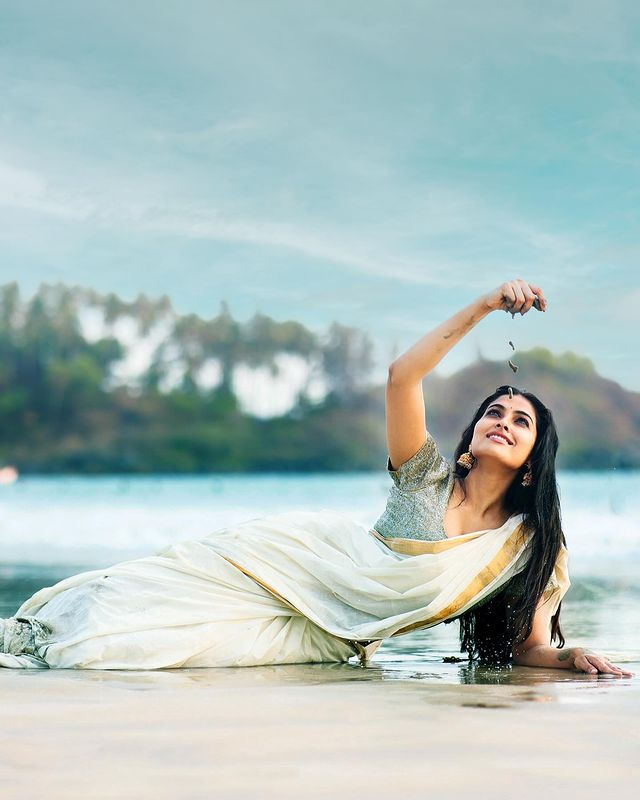Here is the Glamorous Look of Divi Vadthya