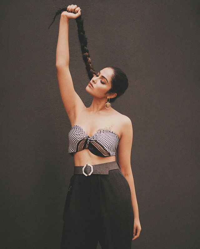 Here is the Glamorous Look of Divi Vadthya