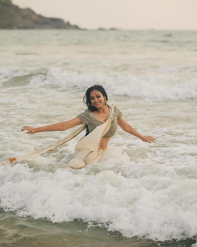 Here is the Glamorous Look of Divi Vadthya