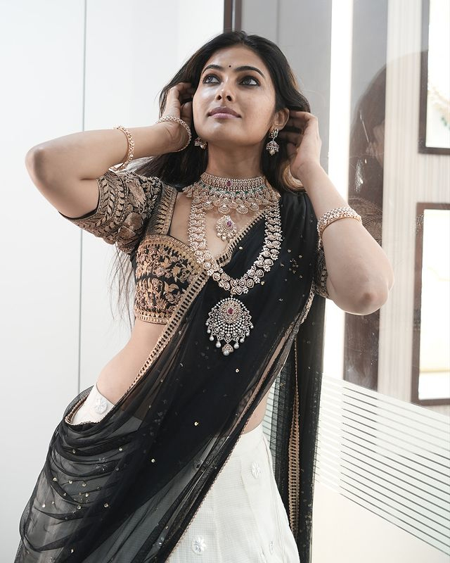 Here is the Glamorous Look of Divi Vadthya Here is the Glamorous Look of Divi Vadthya