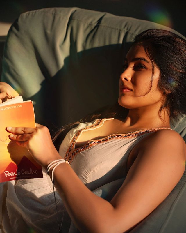 Here is the Glamorous Look of Divi Vadthya Here is the Glamorous Look of Divi Vadthya