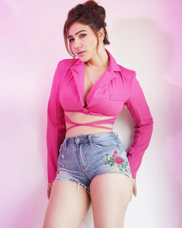 Kangna Sharma: Amaze Chic Trailblazer Kangna Sharma: Amaze Chic Trailblazer