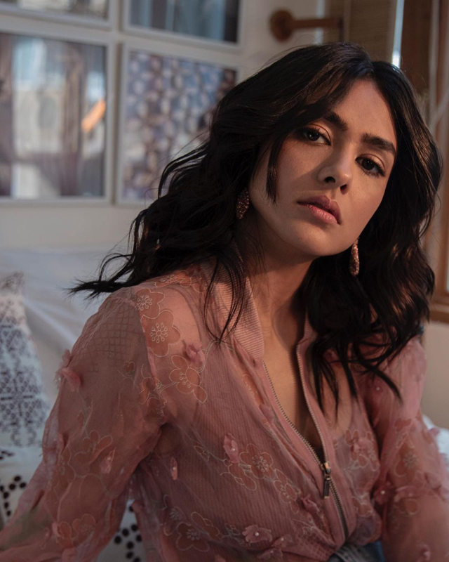 Mrunal Thakurs Ravishing Instagram Snaps Mrunal Thakurs Ravishing Instagram Snaps