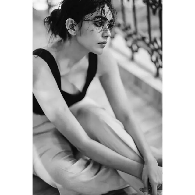 Mrunal Thakurs Ravishing Instagram Snaps