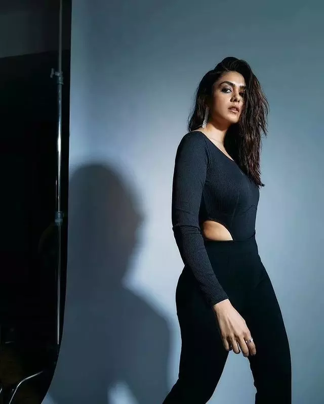 Mrunal Thakurs Ravishing Instagram Snaps