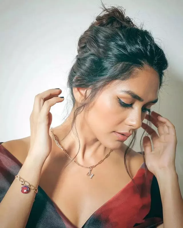 Mrunal Thakurs Ravishing Instagram Snaps