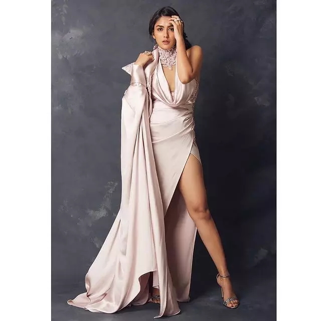 Mrunal Thakurs Ravishing Instagram Snaps