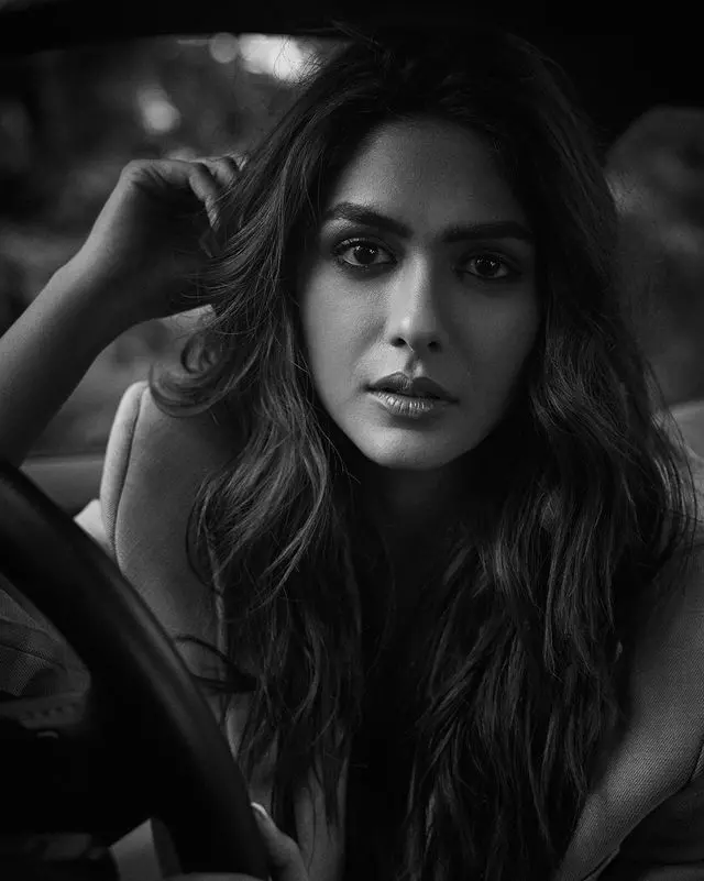 Mrunal Thakurs Ravishing Instagram Snaps