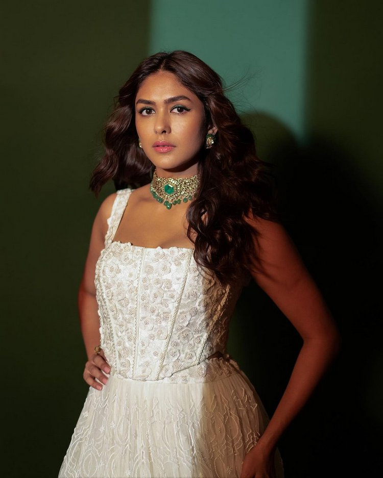 Mrunal Thakurs Ravishing Instagram Snaps