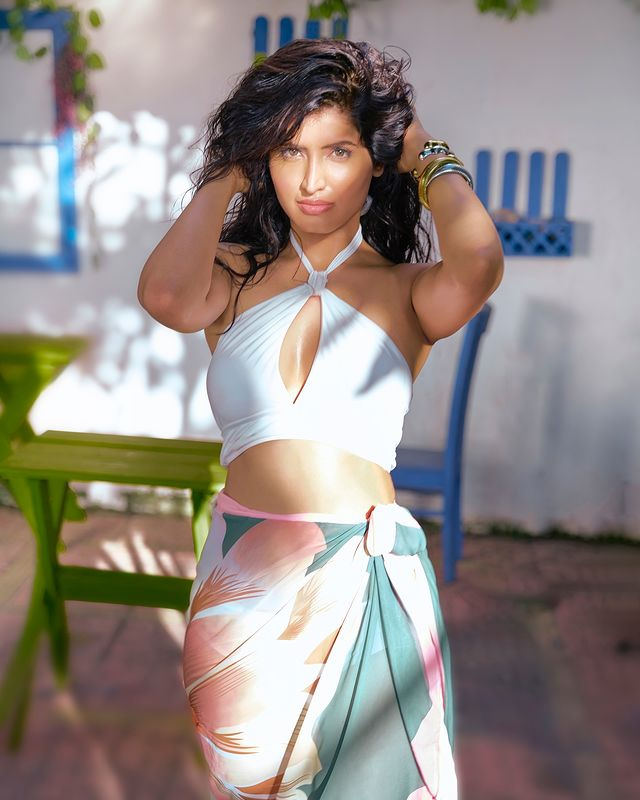 Vinali Bhatnagar Steal Spotlight with Unmissable Pics Vinali Bhatnagar Steal Spotlight with Unmissable Pics