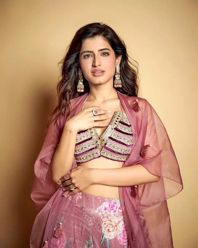 Vinali Bhatnagar Steal Spotlight with Unmissable Pics