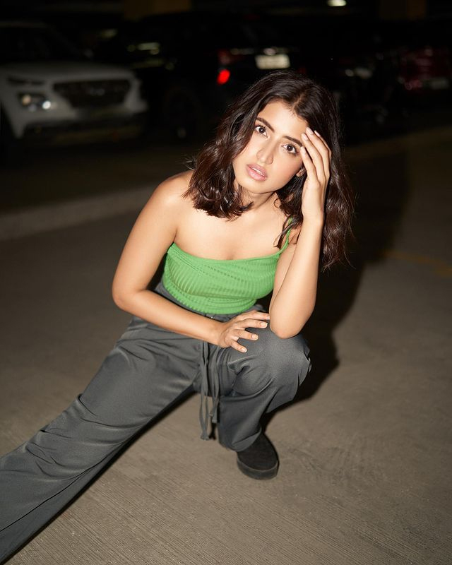 Vinali Bhatnagar Steal Spotlight with Unmissable Pics Vinali Bhatnagar Steal Spotlight with Unmissable Pics