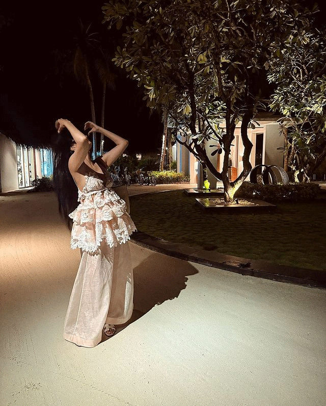 Sonam Kapoor Blistering In Black!