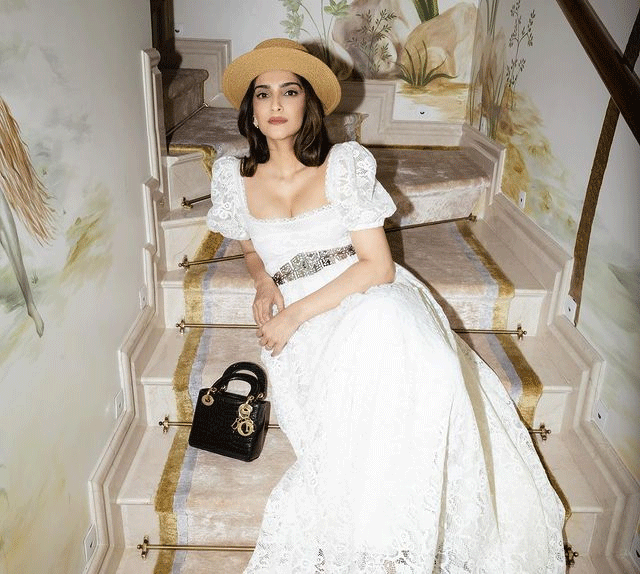 Sonam Kapoor Blistering In Black!