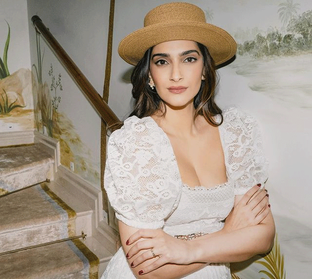 Sonam Kapoor Blistering In Black!