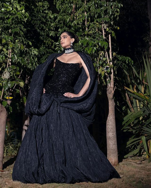 Sonam Kapoor Blistering In Black!