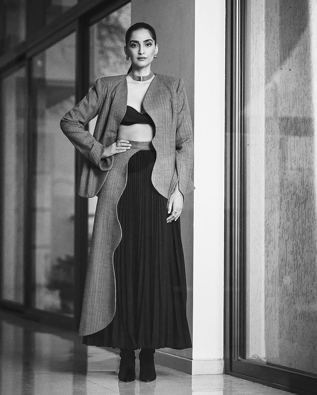 Sonam Kapoor Blistering In Black!