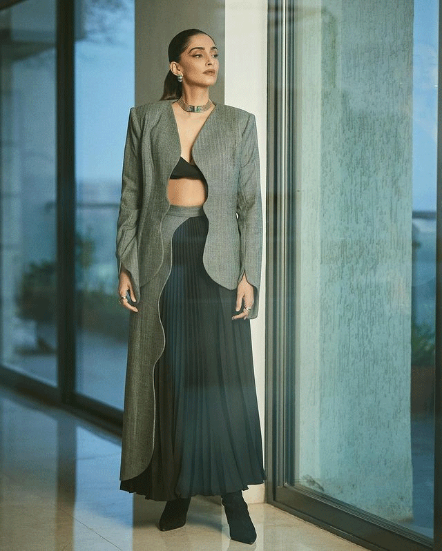 Sonam Kapoor Blistering In Black!