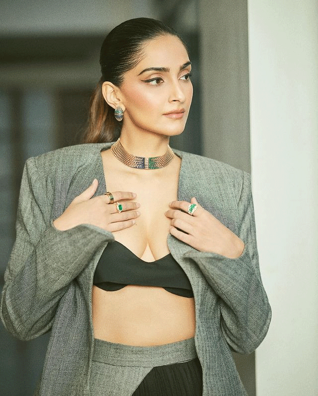 Sonam Kapoor Blistering In Black!