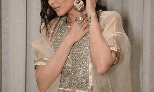 Karishma Tannas : A Fusion of Retro and Glamour