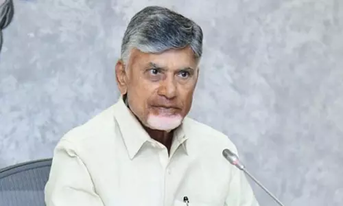 ఇద్దరు మీడియా అధినేతల మధ్య నలుగుతున్న బాబు ?
