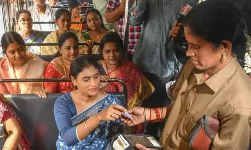 తెనాలి బస్సులో వైఎస్  షర్మిళ హల్  చల్... వీడియో వైరల్!