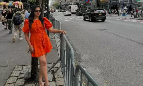 ఆరెంజ్ గౌనులో అంజలి హై గ్లామర్ డోస్