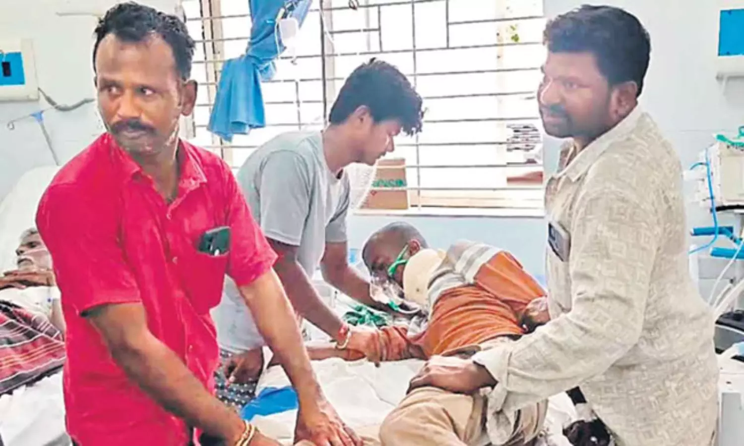 ఎస్ఐ ముందు తలదువ్వుకున్న కుర్రాడికి శిరోముండనం