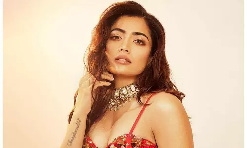 పుష్ప 2 దెబ్బకు రష్మిక బాలీవుడ్ మూవీ అవుట్?