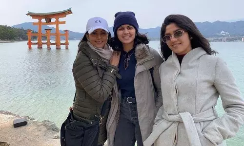 తల్లిని మించిన అందం... నదియా కూతుర్లను చూశారా!