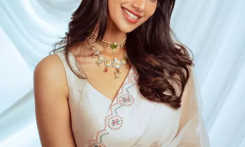 Meenakshi Chaudharys Looks Adorable in Saree