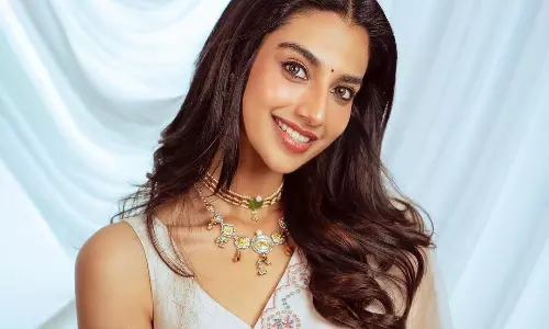 చీరలో మెరిసిపోతున్న అందాల మీనాక్షి