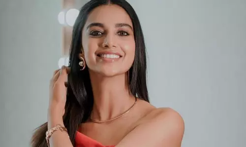 లక్కీ మీనాక్షి.. ఇంతగా గ్లామర్ డోస్ పెంచితే ఎలా?