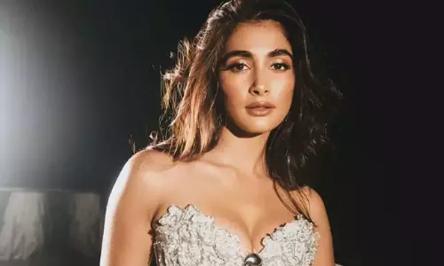 శ్రీలీల‌ను నెట్టేసి పూజాహెగ్డే కొట్టేసిందా చాన్స్!