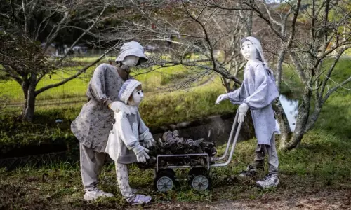 పెద్దలు గ్రామంలో.. పిల్లలు పట్టణంలో.. మనవలుగా తోలు బొమ్మలు!